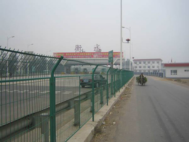 高速公路<a href=http://m.sxghzs.cn target=_blank class=infotextkey>護(hù)欄網(wǎng)</a>